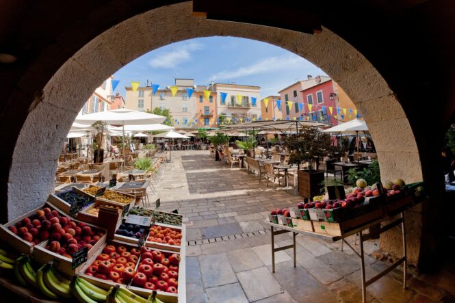 visit the markets of Villefranche-sur-Mer
